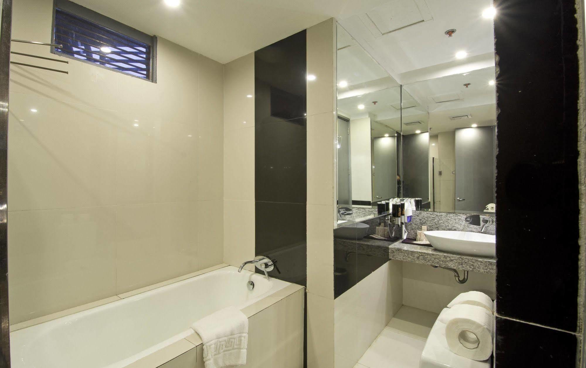 Hive Hotel Quezon City Exterior foto